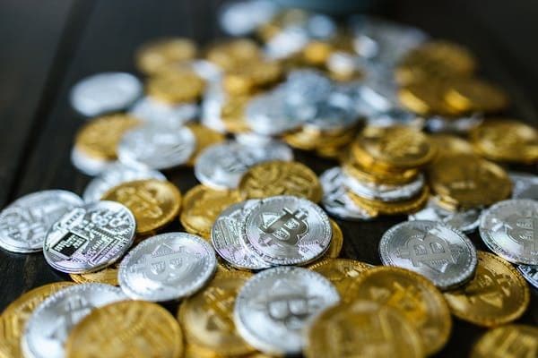 Donald Trump's Venture into Crypto: Accepting Memecoins for Merchandise.