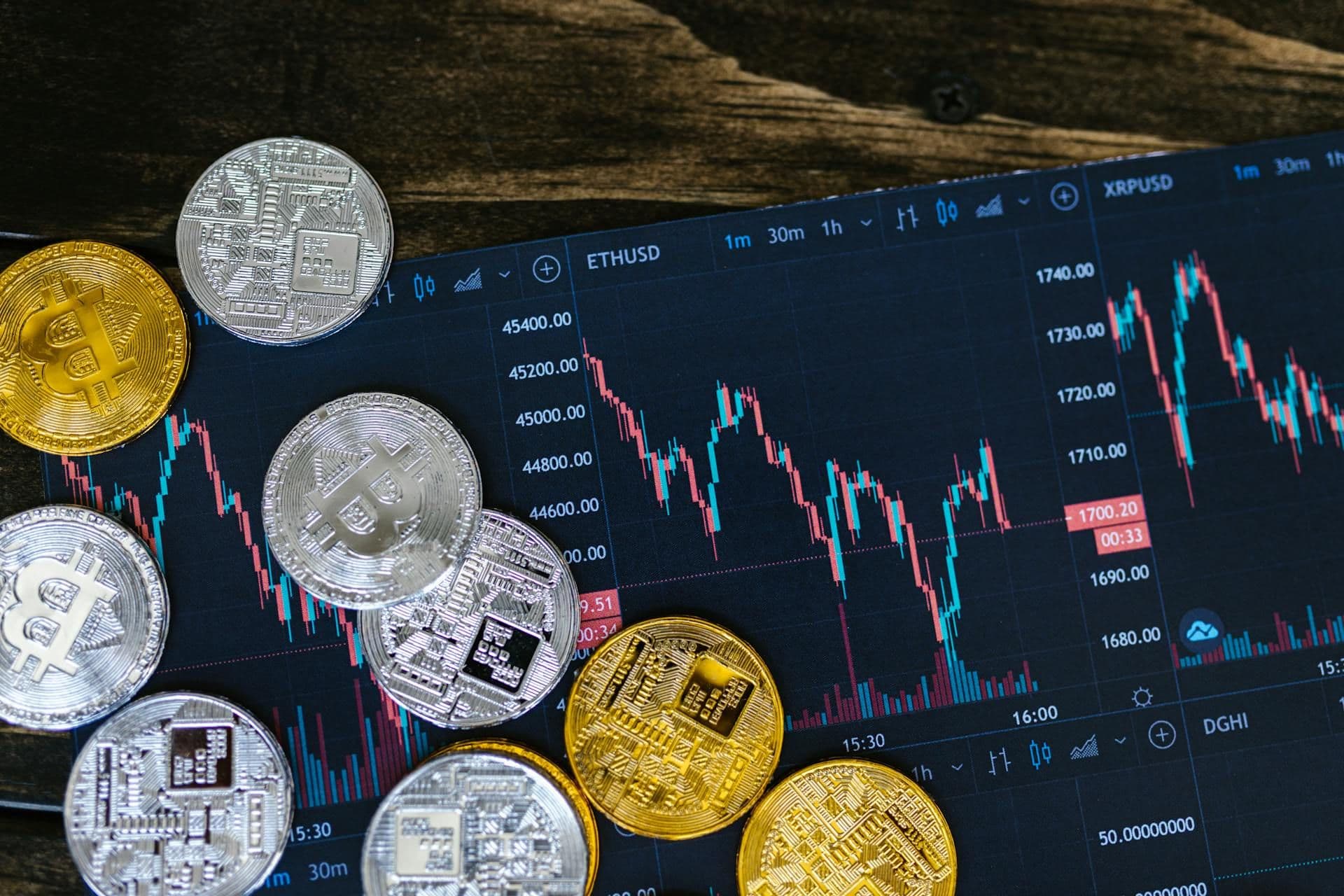 Crypto Investing vs. Crypto Trading: Which One You Should Choose?